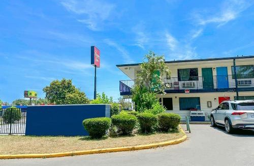 Albany Hotel | Luxury Inn By OYO Albany