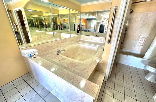 Liberty Hotel | Luxury Inn & Suites Liberty