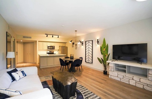 Oro-Medonte Apartment | Luxury Jacuzzi Suite-Full Kitchen