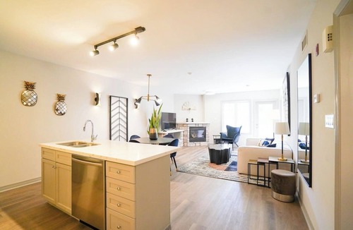 Oro-Medonte Apartment | Luxury Jacuzzi Suite-Full Kitchen