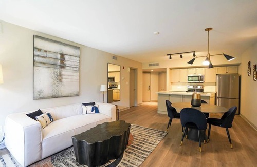 Oro-Medonte Apartment | Luxury Jacuzzi Suite-Full Kitchen