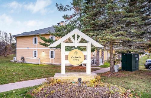 Oro-Medonte Apartment | Luxury Jacuzzi Suite with Sauna & Heated Pool