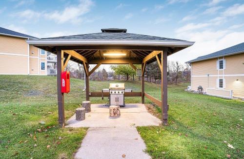Oro-Medonte Apartment | Luxury Jacuzzi Suite with Sauna & Heated Pool