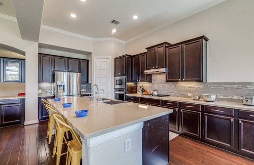 Katy House | Luxury Katy Retreat- 5 bed/3 bath - BBQ Grill, Fire Pit/Office/TV Projector