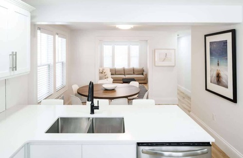 Queens Square House | Luxury King Bed Downtown Charlottetown House