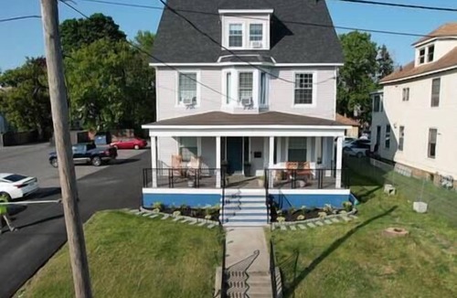 Schenectady House | Luxury king bed parking & washer
