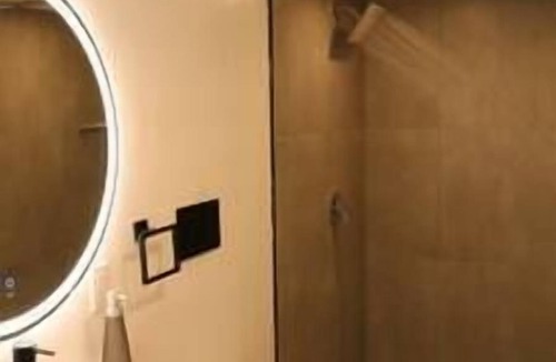 Schenectady House | Luxury king bed parking & washer