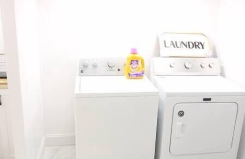 Schenectady House | Luxury king bed parking & washer
