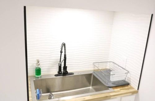 Schenectady Apartment | Luxury king bed parking & washer