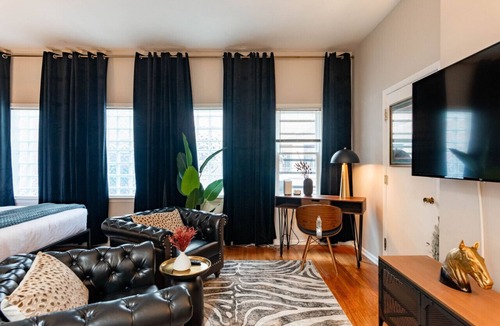 Ann Arbor Apartment | Luxury King bed Studio