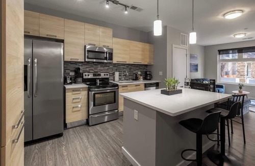 Newport Apartment | Luxury King Bed Suite! Resort Pool-Free Parking