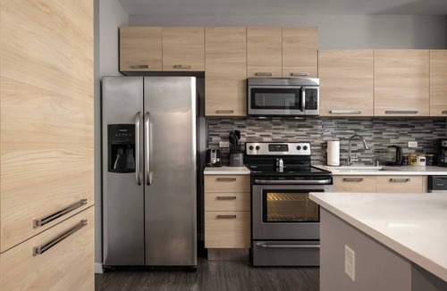 Newport Apartment | Luxury King Bed Suite! Resort Pool-Free Parking