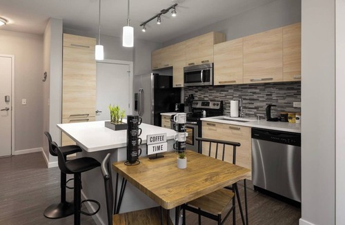 Newport Apartment | Luxury King Bed Suite! Resort Pool-Free Parking