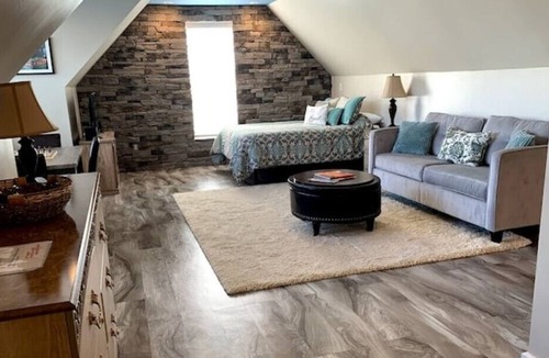 Batesville Apartment | Luxury King Guest Suite on Wine Trail Near Hiking!
