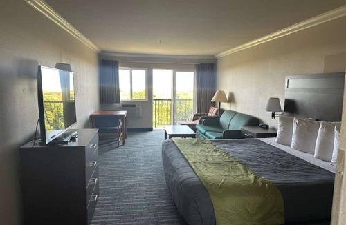 Ocean Shores Hotel | luxury King Room Sofa Bed Ocean View
