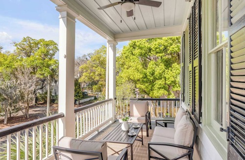 The Old Commons Apartment | Luxury King Suite w. Marble Bath at Historic B&B