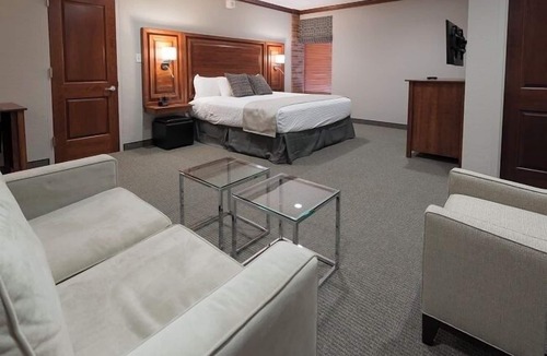 Hillsdale Hotel | Luxury King Suite with sleeper sofa and Breakfast