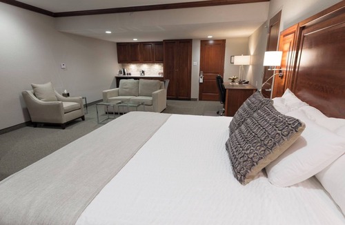 Hillsdale Hotel | Luxury King Suite with sleeper sofa and Breakfast