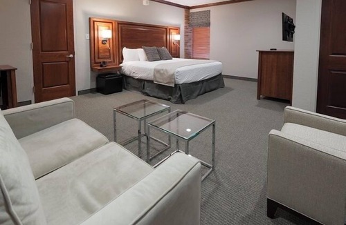 Hillsdale Hotel | Luxury King Suite with sleeper sofa and Breakfast
