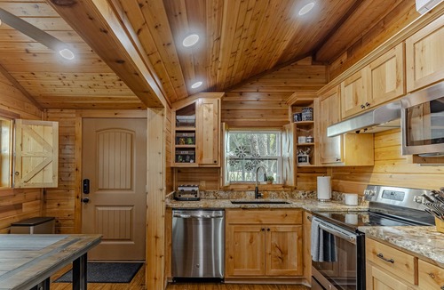 Lavon House | Luxury Lady Bird Cabin at Historical Farm