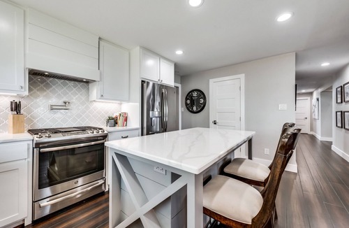 Enchanted Oaks House | Luxury Lake Front House with Community Pool *GOLF CART FOR RENT*