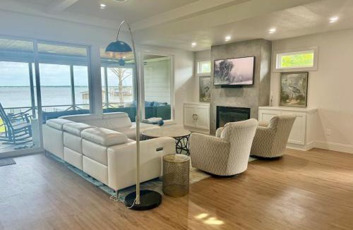 Tool House | Luxury Lake Front Retreat on Cedar Creek Lake