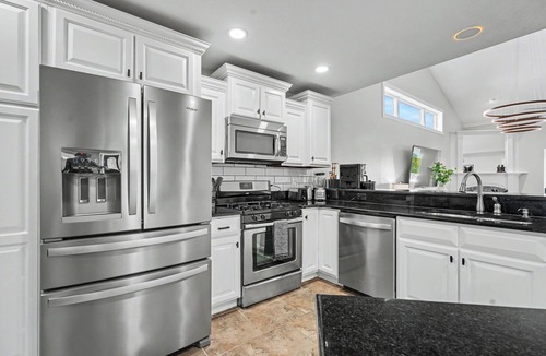 Champaign House | Luxury Lake & Golf Escape: 4BR Home + Gym, Near UIUC/U of I - Sleeps 10+!