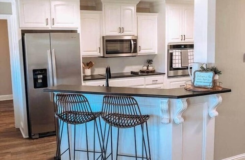 Texarkana House | Luxury Lake House Getaway