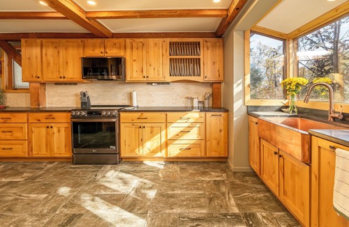 Goreville House | Luxury Lake House w/Dock & Game Room