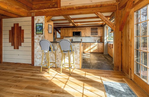 Goreville House | Luxury Lake House w/Dock & Game Room
