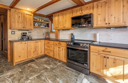 Goreville House | Luxury Lake House w/Dock & Game Room