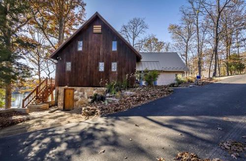 Goreville House | Luxury Lake House w Dock & Game Room