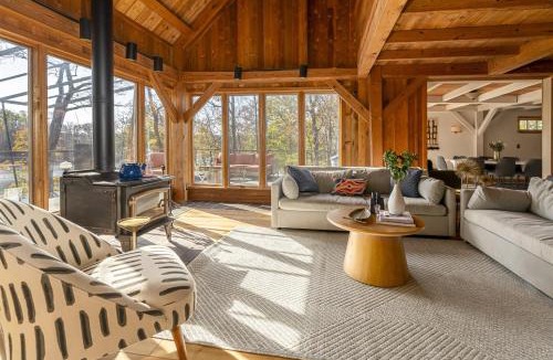 Goreville House | Luxury Lake House w Dock & Game Room
