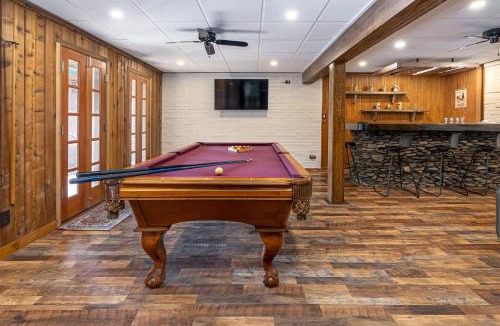 Goreville House | Luxury Lake House w Dock & Game Room