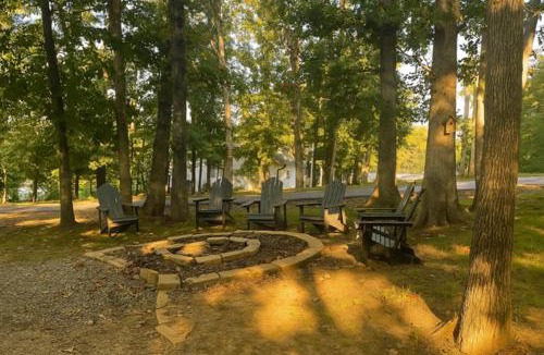 Goreville House | Luxury Lake House w Dock & Game Room