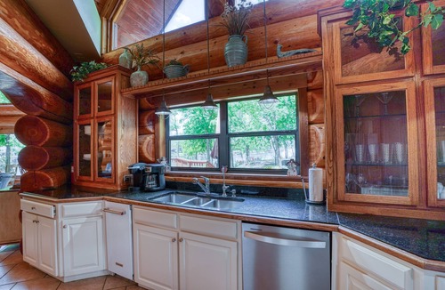 Marble Falls Cabin | Luxury Lake LBJ | Hot Tub Dock Log Country Cv
