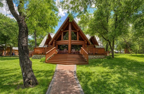 Marble Falls Cabin | Luxury Lake LBJ | Hot Tub Dock Log Country Cv