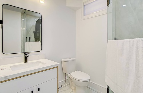 Scarborough House | Luxury lake & Ravine view 2 bed Suit (b) 2025 built