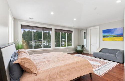 Lakeland South Villa | Luxury Lake Waterfront Retreat