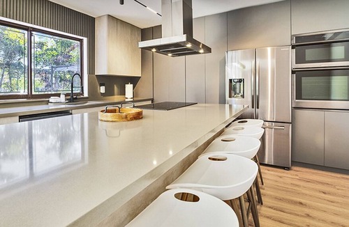 Ludlam House | Luxury Lakefront 6BR Retreat/Games, BBQ & Views