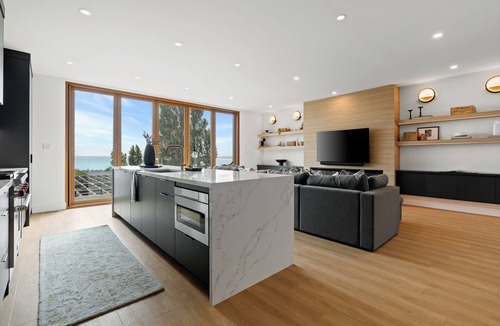 Port Stanley House | Luxury Lakefront Retreat | Private Sandy Beach | Walk to Downtown Port Stanley