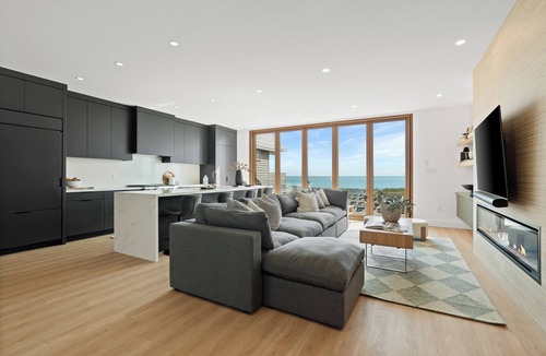 Port Stanley House | Luxury Lakefront Retreat | Private Sandy Beach | Walk to Downtown Port Stanley