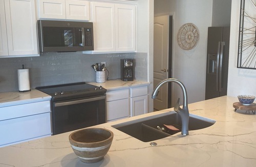 Lake Ozark Condo | Luxury Lakefront Condo, 3 Pools, 1 BR/2B - Clean Updated Property