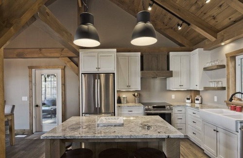 Caddy Lake Cottage | LUXURY LAKEFRONT COTTAGE