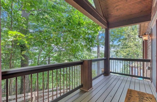 Westlake Corner Cottage | Luxury Lakefront Cottage with Private Boat Slip
