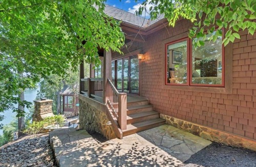 Westlake Corner Cottage | Luxury Lakefront Cottage with Private Boat Slip