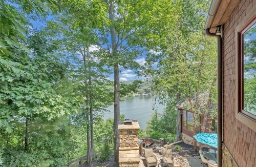 Westlake Corner Cottage | Luxury Lakefront Cottage with Private Boat Slip