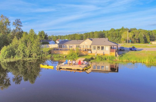 Faraday Cottage | Luxury Lakefront Cottage | Private Dock & Retreat
