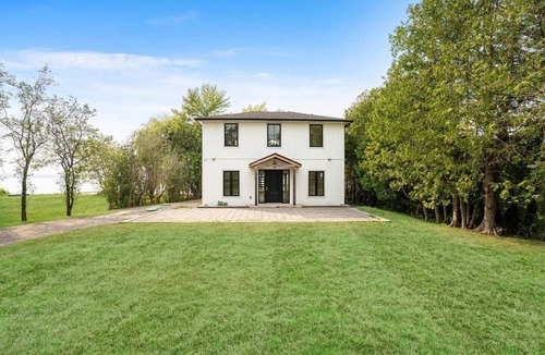 Scugog House | Luxury Lakefront Cottage | Sunset Views & Dock