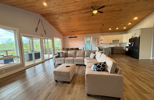 Stokes Bay Ski Chalet | Luxury Lakefront Escape with Games Room